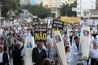 16.07.2013 - Mediziner demonstrieren in São Paulo - Foto: Evelson de Freitas/Estadão