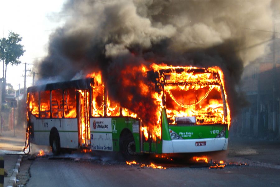 von der PCC in São Paulo in Brand gesteckter Omnibus